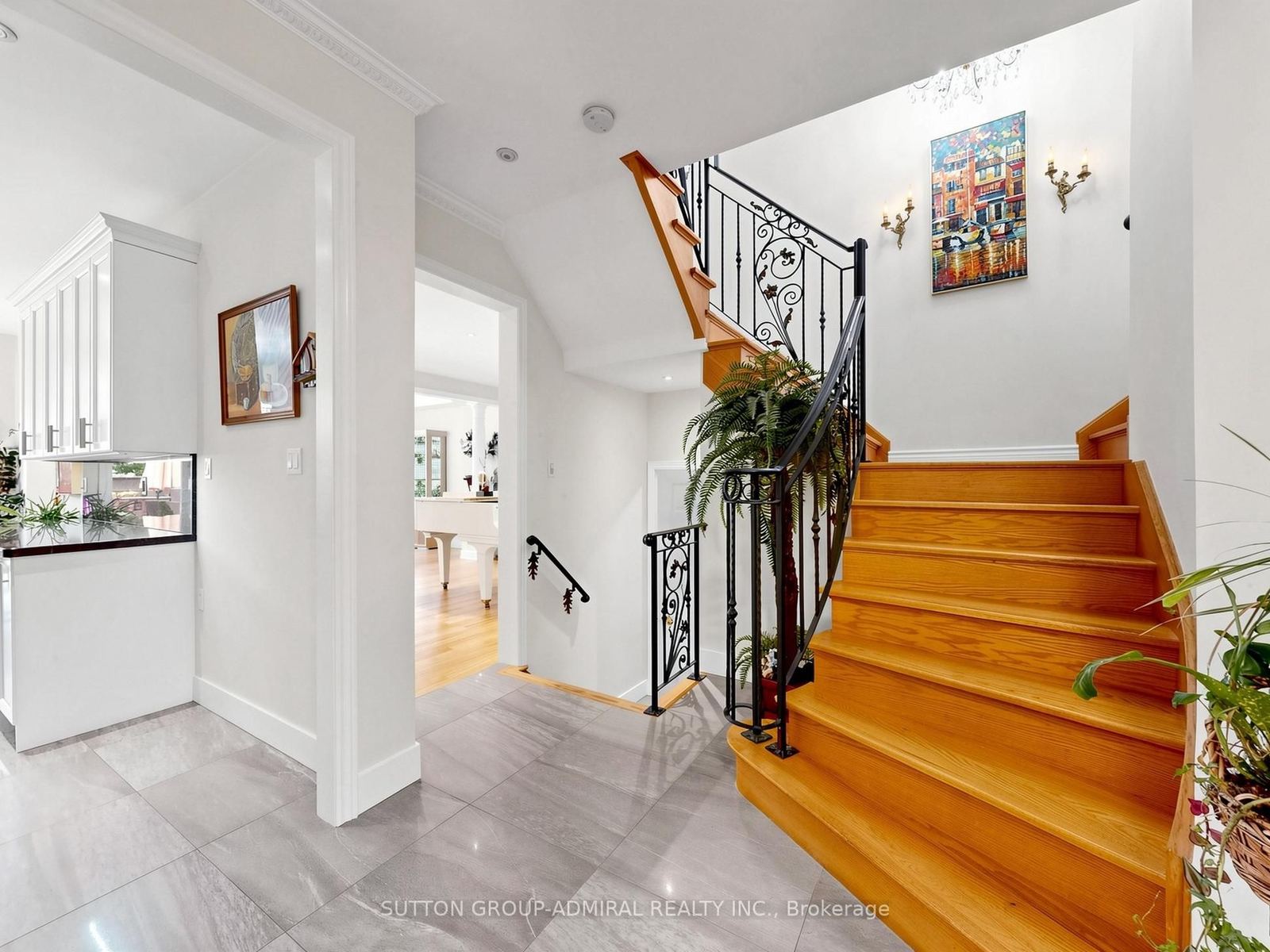 Oak staircase with wrought iron pickets
